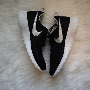 Nike Roshe One Grade School 5.5Y 599728021